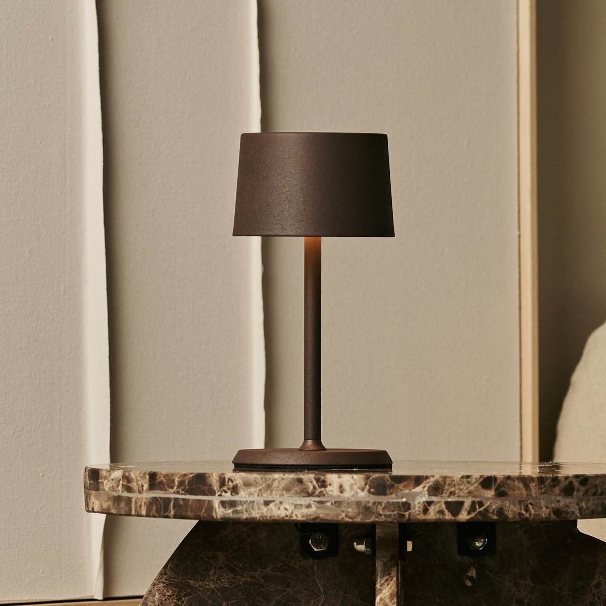 Tavellio-Amsterdam - David Mocha Brown oplaadbare tafellamp 2 in 1 met verstelbare hoogte - dimpelbaar en draadloos met 120 uur batterij