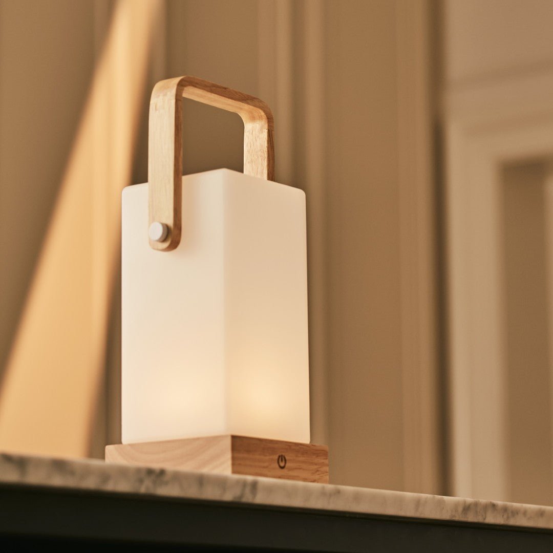 Tavellio-Amsterdam - Harper lichtbruine houten lamp – draadloze oplaadbare tafellamp met handvat