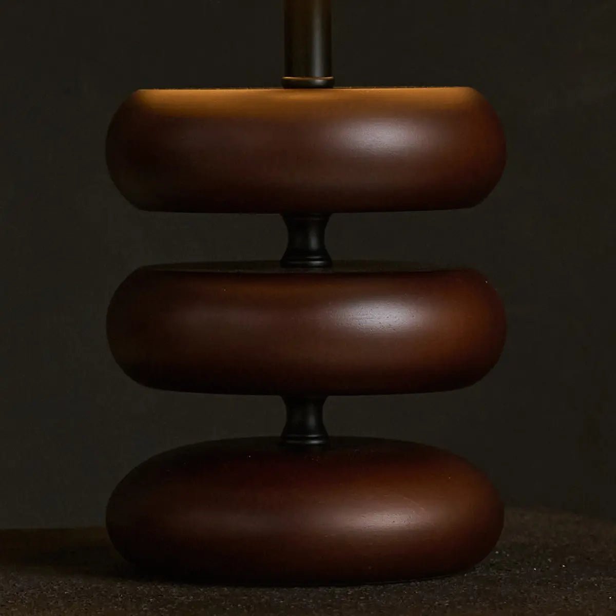 Tavellio-Amsterdam - Lara donkerbruine houten tafellamp met crème linnen schaduw - rustieke woningverlichting