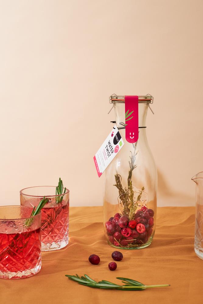 Pineut - Watertwist Karaf 'Cranberry, Kers en Rozemarijn' (Biologisch)