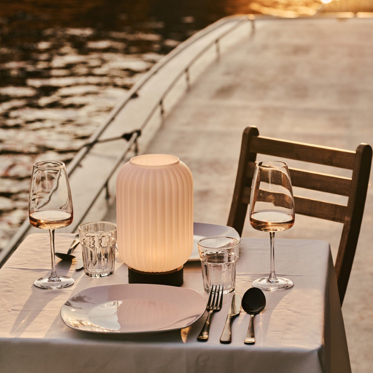 Tavellio-Amsterdam - Lilly donkerbruin unieke oplaadbare lamp - matglaslamp, houten basis, dimable, 3 lichte modi