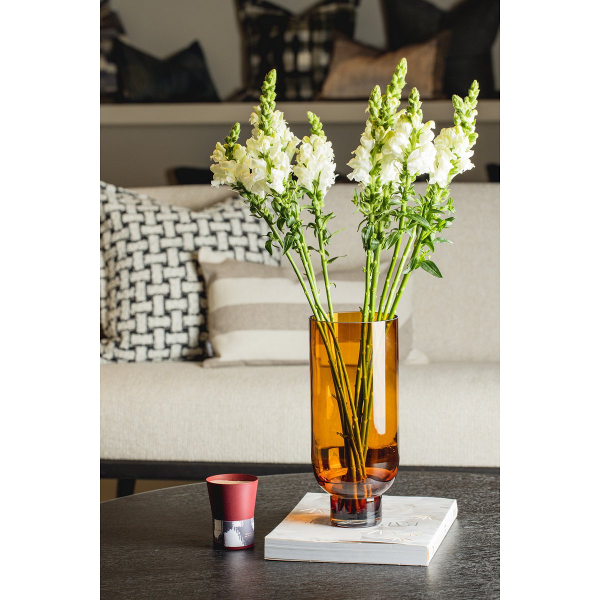 Element Accessories - Sobere moderne hoge glazen vaas, cilindrische vorm op een stevige voet, warm donkeroranje, OMAHA18AM