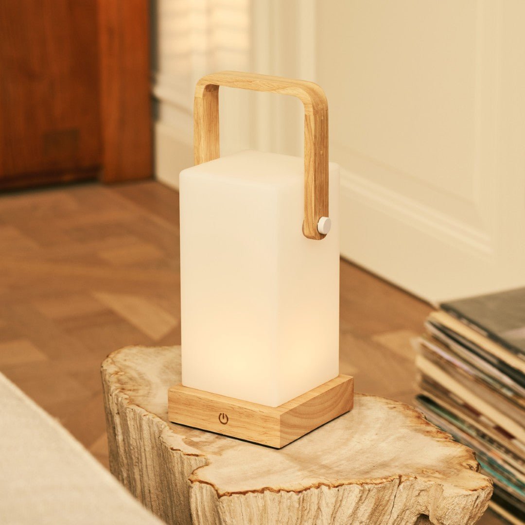 Tavellio-Amsterdam - Harper lichtbruine houten lamp – draadloze oplaadbare tafellamp met handvat