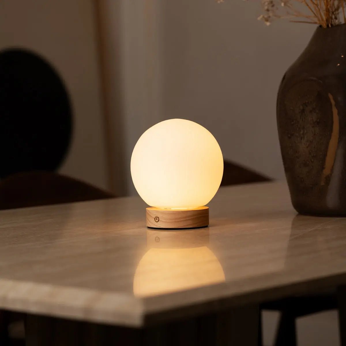 Tavellio-Amsterdam - Flore lichtbruine houten lamp met glazen lamp - oplaadbaar en dimbaar draadloos licht