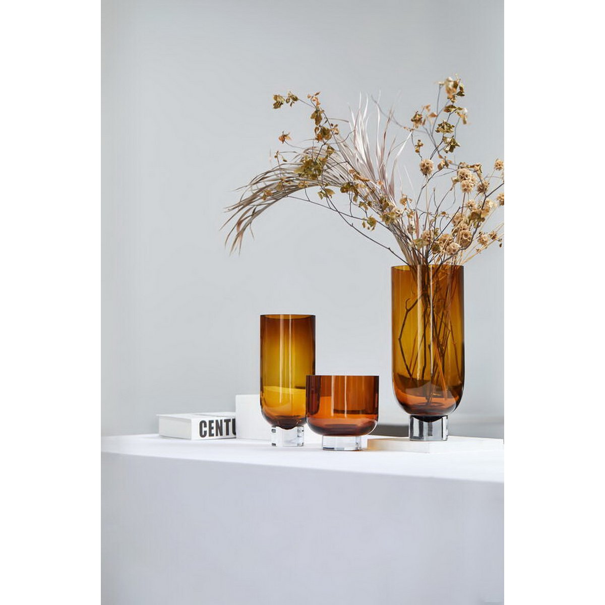 Element Accessories - Moderne luxe cilindervormige vaas op stevige voet, sober design, amberkleur, OMA28AM