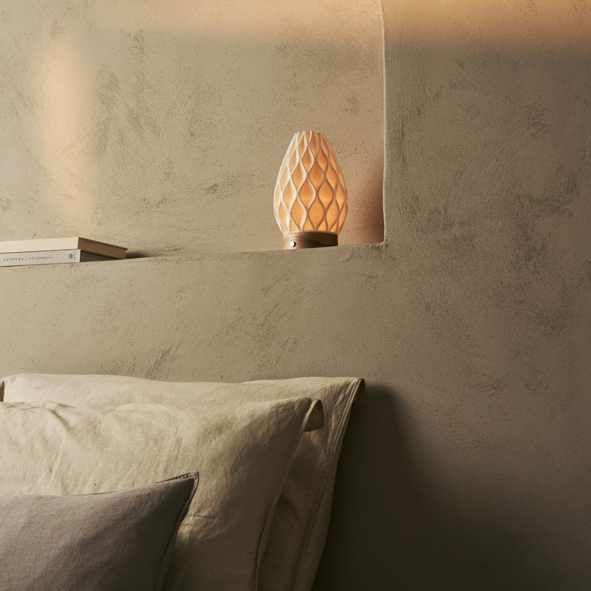 Tavellio-Amsterdam - Vela lichtbruine draadloze tafellamp in 3D-geprinte porselein-oplaadbaar, dimbaar en tot 100 uur licht