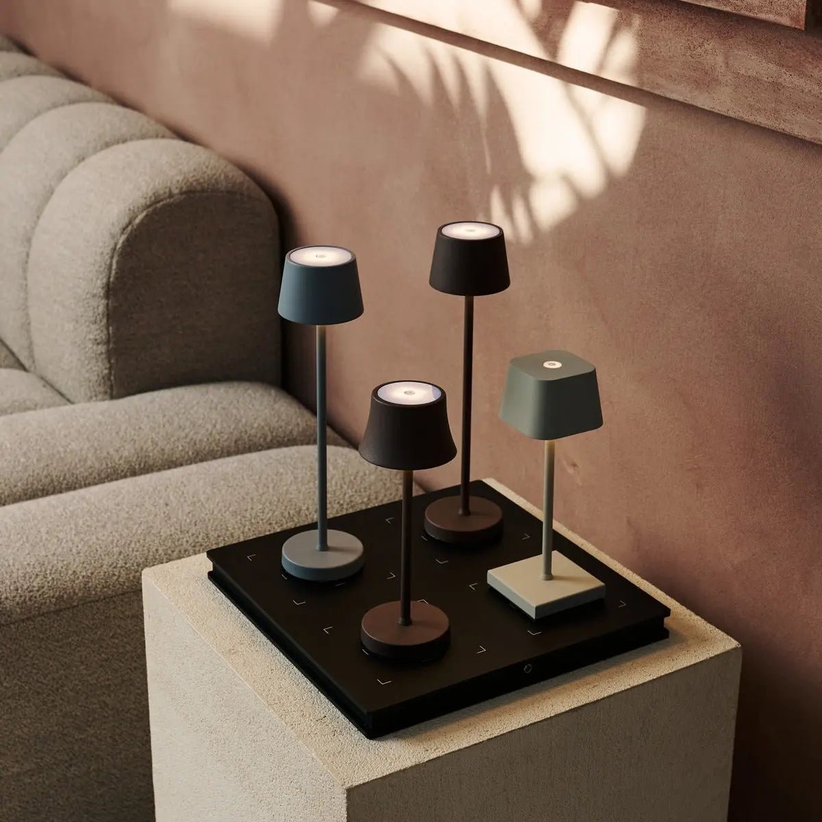 Tavellio-Amsterdam - De pijp mini middernacht zwart oplaadbare tafellamp - Draadloos opladen, dimbare lamp en 3 lichte kleuren