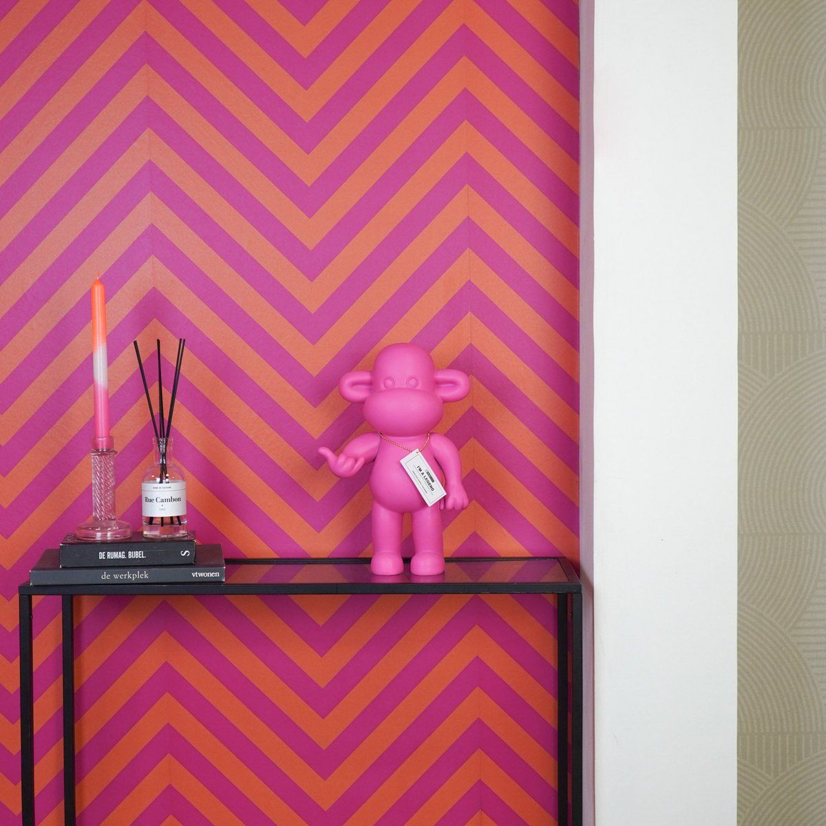 Housevitamin - Ornament - hang los aap beeldje 'de legende'- polyresin - roze - 20,5x13,5x35cm