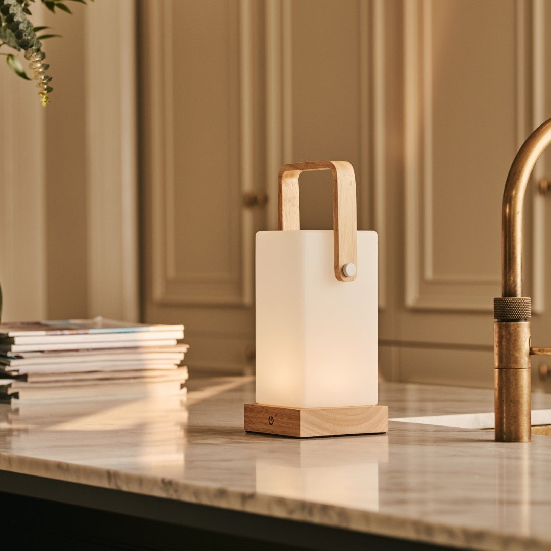 Tavellio-Amsterdam - Harper lichtbruine houten lamp – draadloze oplaadbare tafellamp met handvat