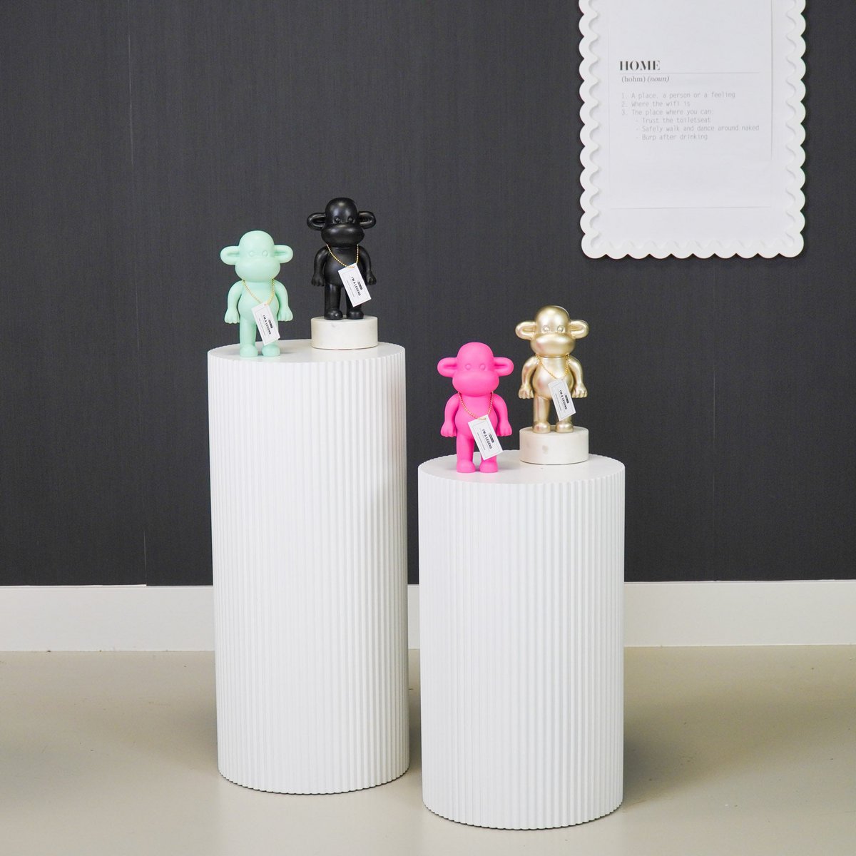 Housevitamin - Ornament - aap -beeldje 'de legende'- polyresin - roze - 11x7x19cm