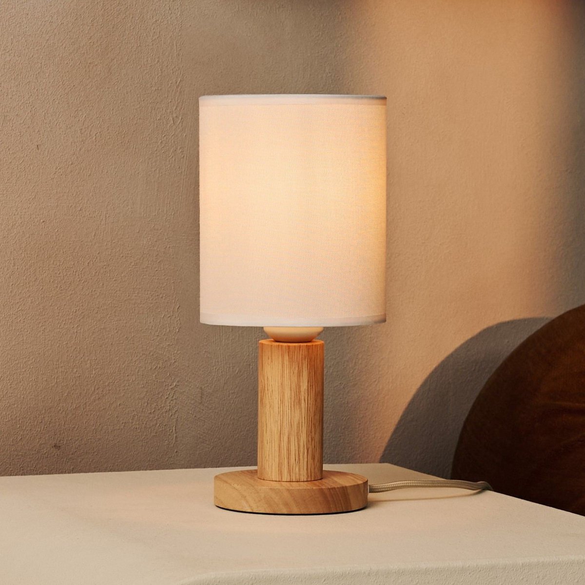 Tavellio-Amsterdam - Boris lichtbruine lamp met 2 meter koord - stof schaduwlamp en houten basis