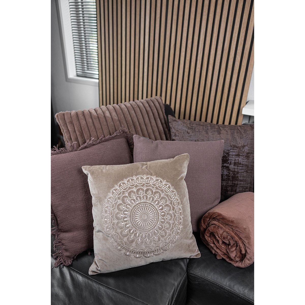 Linen & More - Sierkussen 'Montreal' (60cm x 60cm, Dark Taupe)